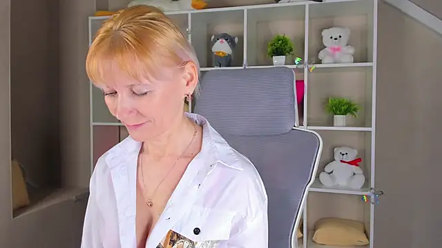 Snapshot of Julie_Lucas chatting on April 2, 2026, 12:52 am Julie Lucas online show from April 2, 2026, 12:52 am