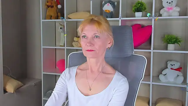 Snapshot of Julie_Lucas chatting on April 3, 2026, 12:52 am Julie Lucas online show from April 3, 2026, 12:52 am