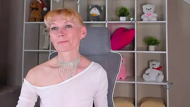 Snapshot of Julie_Lucas chatting on April 6, 2026, 4:46 am Julie Lucas online show from April 6, 2026, 4:46 am