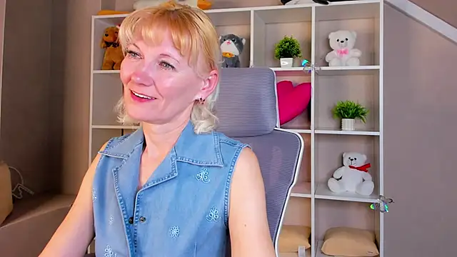 Snapshot of Julie_Lucas chatting on April 7, 2026, 12:33 am Julie Lucas online show from April 7, 2026, 12:33 am