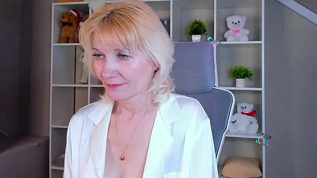 Snapshot of Julie_Lucas chatting on April 9, 2026, 6:19 am Julie Lucas online show from April 9, 2026, 6:19 am