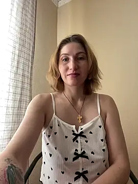 Snapshot of _Crystal_2 chatting on February 18, 2026, 8:32 am Crystal 2 online show from February 18, 2026, 8:32 am