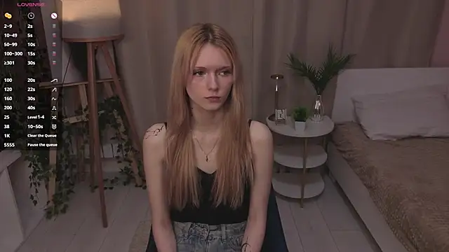 JuanaSumma online show from April 15, 2026, 6:20 am