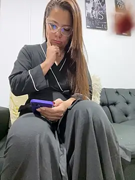 Snapshot of Pretty__Milf chatting on May 29, 2026, 10:24 am Pretty Milf online show from May 29, 2026, 10:24 am