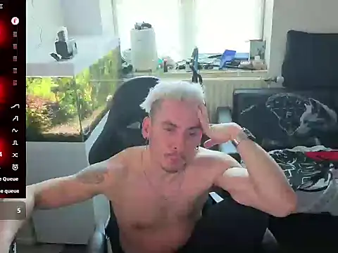 Snapshot of Rayzel_White chatting on April 29, 2026, 5:30 pm Rayzel White online show from April 29, 2026, 5:30 pm
