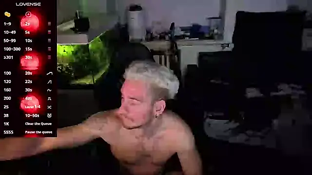 Snapshot of Rayzel_White chatting on May 3, 2026, 11:44 pm Rayzel White online show from May 3, 2026, 11:44 pm