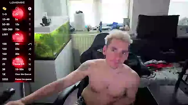 Snapshot of Rayzel_White chatting on May 9, 2026, 5:51 pm Rayzel White online show from May 9, 2026, 5:51 pm