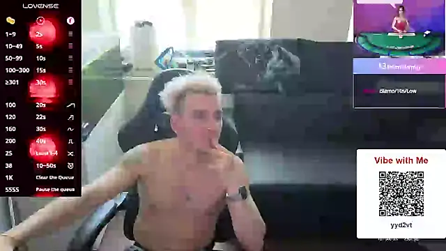 Snapshot of Rayzel_White chatting on May 22, 2026, 2:01 pm Rayzel White online show from May 22, 2026, 2:01 pm