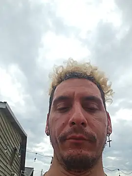 Snapshot of Rayzel_White chatting on July 24, 2026, 9:40 am Rayzel White online show from July 24, 2026, 9:40 am