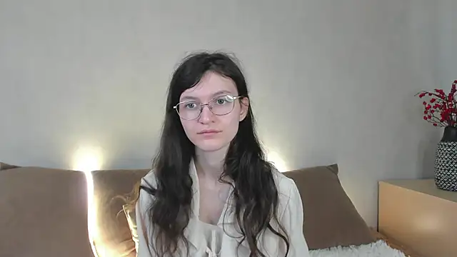 ThoraMarola online show from March 31, 2026, 5:08 am