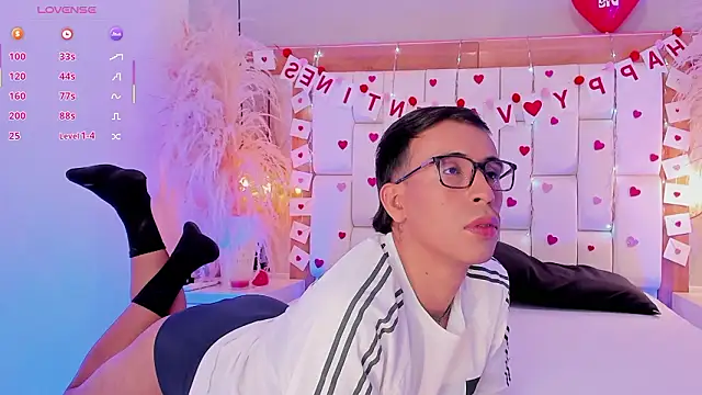 Snapshot of Mr_aronnn_ chatting on February 15, 2026, 3:25 am Mr aronnn online show from February 15, 2026, 3:25 am