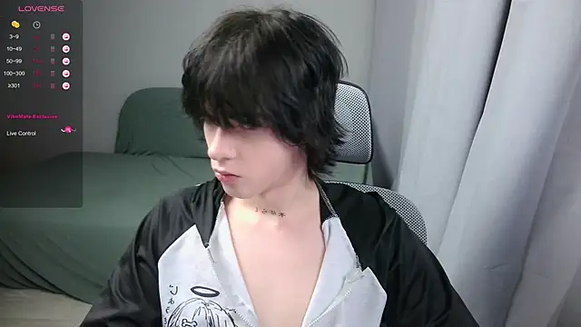 Snapshot of LeonBoykisser chatting on February 19, 2026, 10:39 pm LeonBoykisser online show from February 19, 2026, 10:39 pm