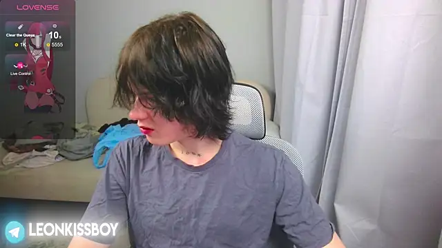 LeonBoykisser online show from April 13, 2026, 9:53 pm