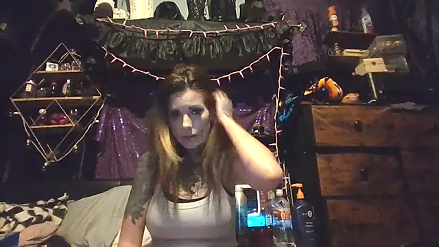 Snapshot of allymoon1369 chatting on May 19, 2026, 1:28 pm allymoon1369 online show from May 19, 2026, 1:28 pm