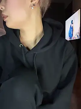 BADBITCHISAKI online show from April 19, 2026, 1:32 pm