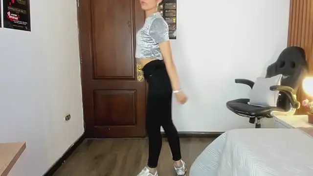 Ambarross  online show from April 17, 2026, 1:47 pm