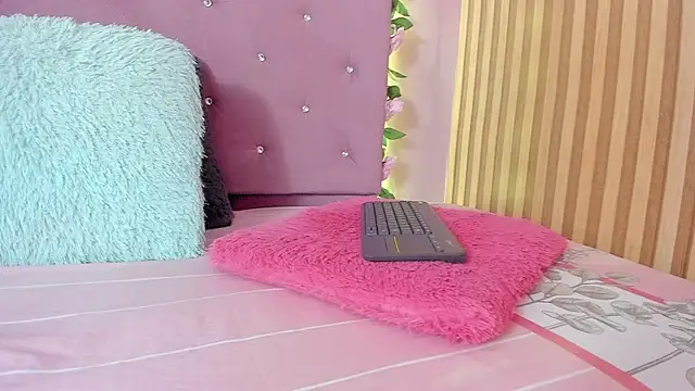 lovely  kiss   online show from April 21, 2026, 6:23 pm