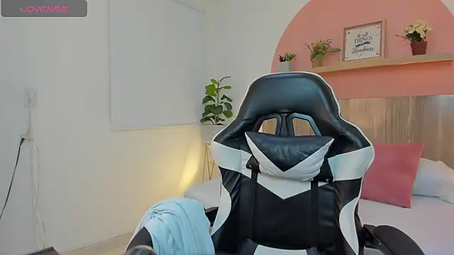 ivette swan online show from April 16, 2026, 7:47 pm