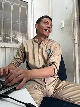 Snapshot of santiObrero chatting on April 25, 2026, 4:59 pm santiObrero online show from April 25, 2026, 4:59 pm