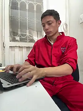 Snapshot of santiObrero chatting on April 27, 2026, 8:29 pm santiObrero online show from April 27, 2026, 8:29 pm