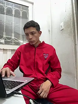 Snapshot of santiObrero chatting on April 29, 2026, 8:26 pm santiObrero online show from April 29, 2026, 8:26 pm