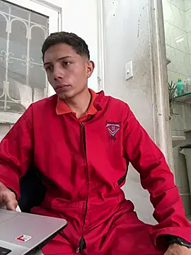 Snapshot of santiObrero chatting on June 1, 2026, 5:03 pm santiObrero online show from June 1, 2026, 5:03 pm