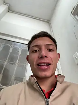 Snapshot of santiObrero chatting on June 5, 2026, 3:07 pm santiObrero online show from June 5, 2026, 3:07 pm