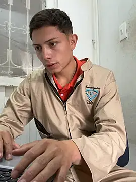 Snapshot of santiObrero chatting on June 18, 2026, 3:49 pm santiObrero online show from June 18, 2026, 3:49 pm