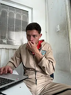 Snapshot of santiObrero chatting on July 7, 2026, 3:38 pm santiObrero online show from July 7, 2026, 3:38 pm