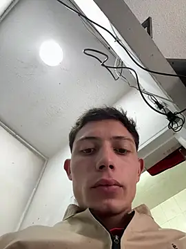 Snapshot of santiObrero chatting on July 10, 2026, 3:36 pm santiObrero online show from July 10, 2026, 3:36 pm