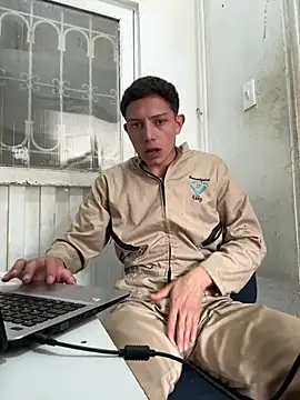 Snapshot of santiObrero chatting on July 14, 2026, 3:40 pm santiObrero online show from July 14, 2026, 3:40 pm