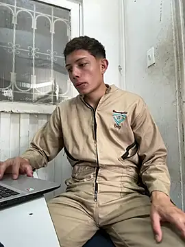 Snapshot of santiObrero chatting on July 18, 2026, 4:11 pm santiObrero online show from July 18, 2026, 4:11 pm
