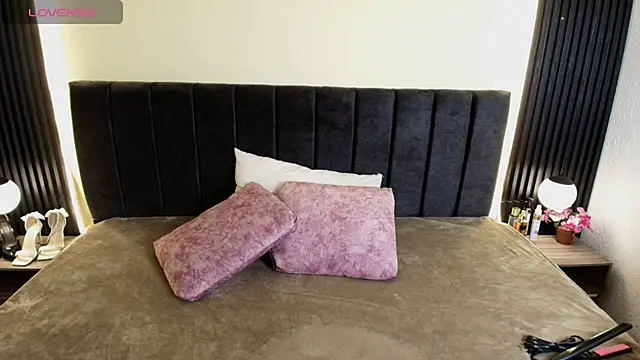 IvonneRoss  online show from March 21, 2026, 12:10 pm