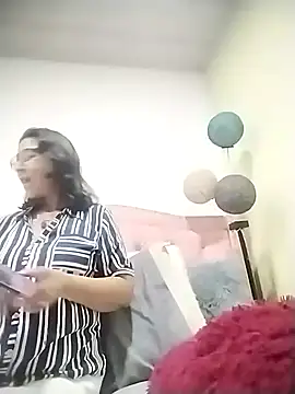 Snapshot of RosseLaure chatting on February 3, 2026, 1:37 am RosseLaure online show from February 3, 2026, 1:37 am