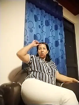 Snapshot of RosseLaure chatting on May 28, 2026, 11:02 pm RosseLaure online show from May 28, 2026, 11:02 pm