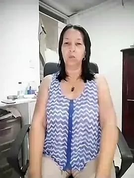 Snapshot of RosseLaure chatting on June 15, 2026, 11:29 pm RosseLaure online show from June 15, 2026, 11:29 pm