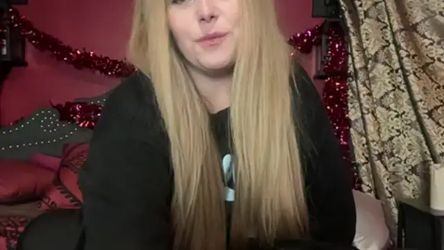 HazelFr33bird online show from February 15, 2026, 7:51 am