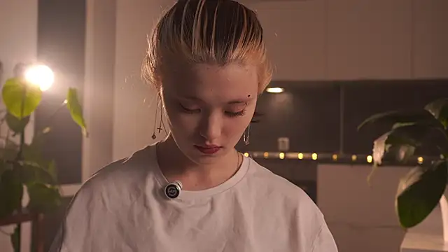 EleniRoeber online show from February 19, 2026, 4:25 pm