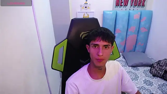 Snapshot of Akyra_latinn chatting on April 2, 2026, 4:43 am Akyra latinn online show from April 2, 2026, 4:43 am