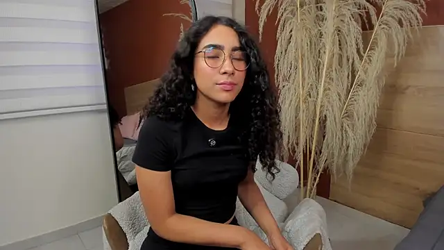 scarlett25   online show from April 17, 2026, 8:23 pm