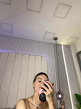 JuliaColemann online show from April 12, 2026, 11:48 am