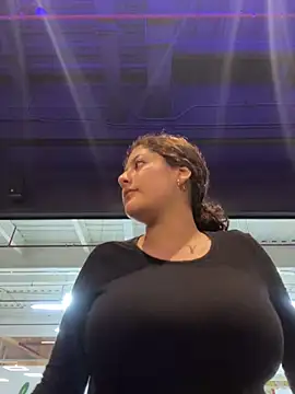 Snapshot of lizzy_luminair chatting on February 4, 2026, 2:01 pm lizzy luminair online show from February 4, 2026, 2:01 pm