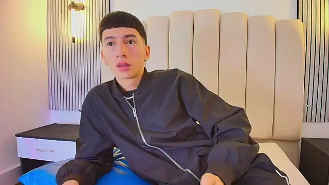 lian cameron online show from April 10, 2026, 3:56 am