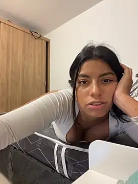 Laia white online show from April 22, 2026, 11:28 pm