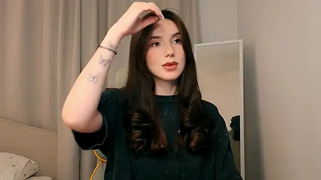 ssandralovin online show from April 16, 2026, 7:47 pm