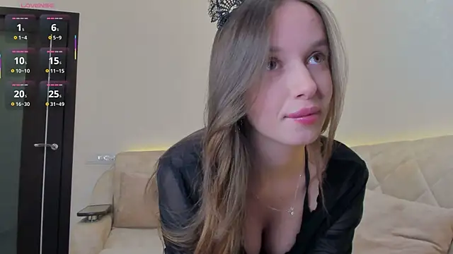Snapshot of SweetSolana chatting on June 15, 2026, 11:18 pm SweetSolana online show from June 15, 2026, 11:18 pm