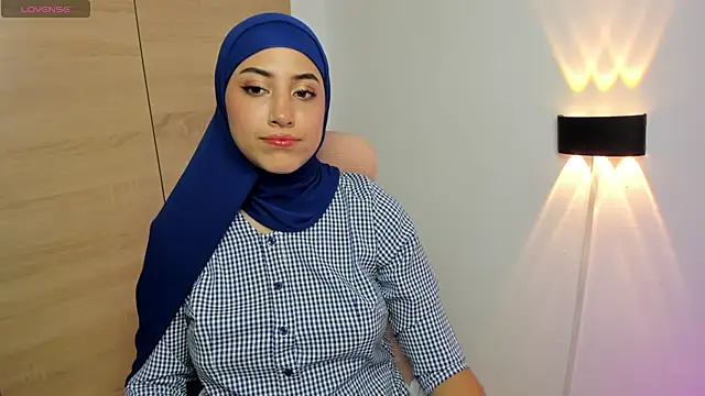 Snapshot of LAY_LA_ chatting on February 4, 2026, 10:04 pm LAY LA online show from February 4, 2026, 10:04 pm