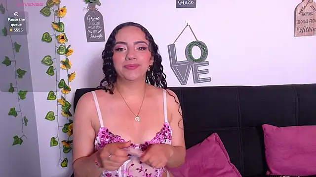 Snapshot of emiily_curly chatting on April 23, 2026, 11:20 am emiily curly online show from April 23, 2026, 11:20 am