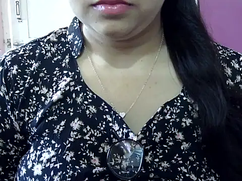 Cute Aliyaa online show from April 2, 2026, 8:45 am