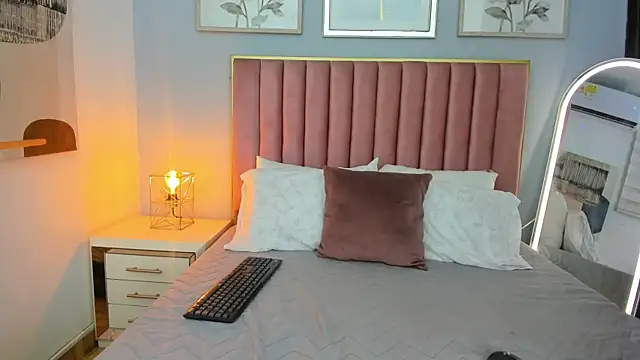 MarianaScott  online show from April 13, 2026, 12:10 pm